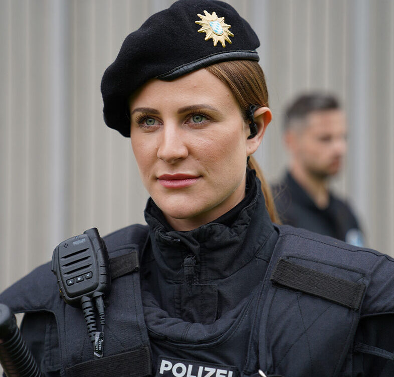 Nahaufnahme einer Kollegin der Bayerischen Polizei im Einsatz.